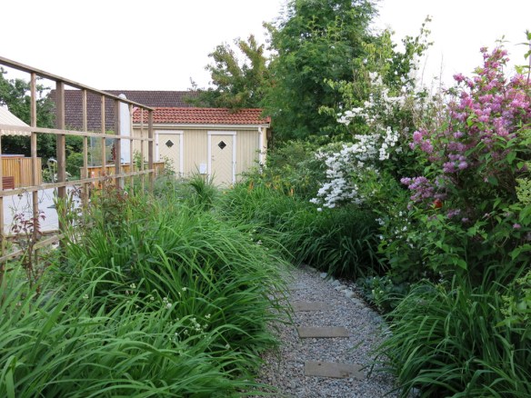 ...öppnar trädgården åter upp sig.