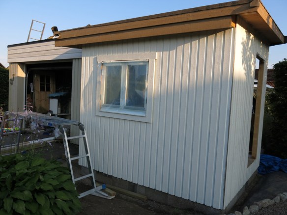 7 juli 14 trädgårdsbod kulörval ommålning 2