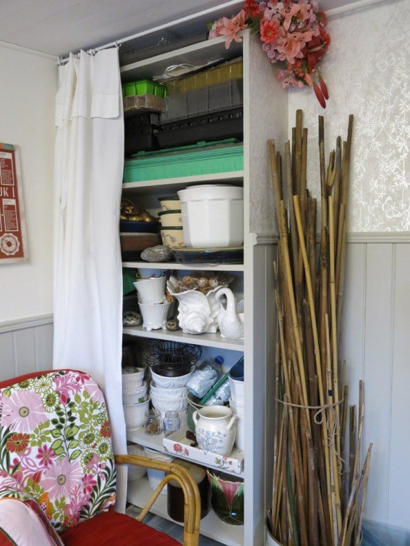 5 feb 15 trädgårdsbod trädgårdsrum förvaring bokhylla