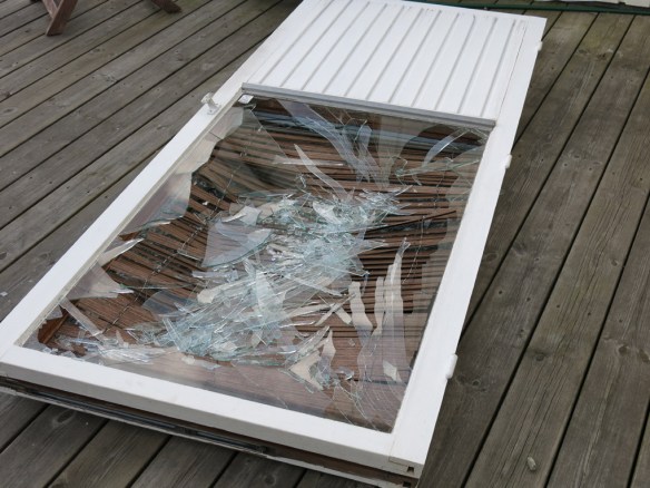 19 april 16 trasig altandörr